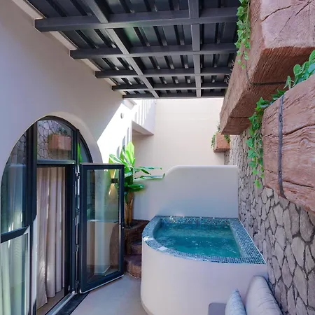 The Cosmopolitan - Urban 3* Karterados (Santorini)