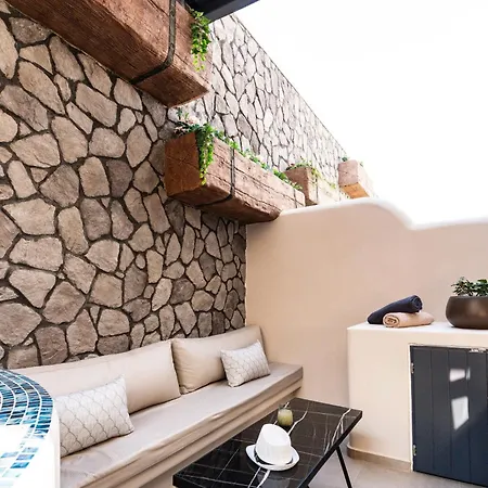 The Cosmopolitan - Urban Karterados (Santorini)